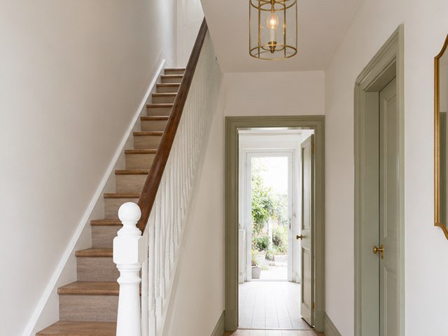 Entree apres renovation des murs et escalier