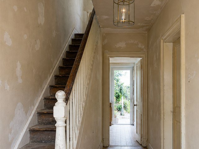Entree avant renovation des murs et escalier